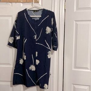 Women’s floral tops knee length . Size : S,M,L,Xl . Color : black white